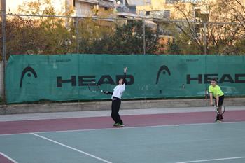 παίζοντας τέννις